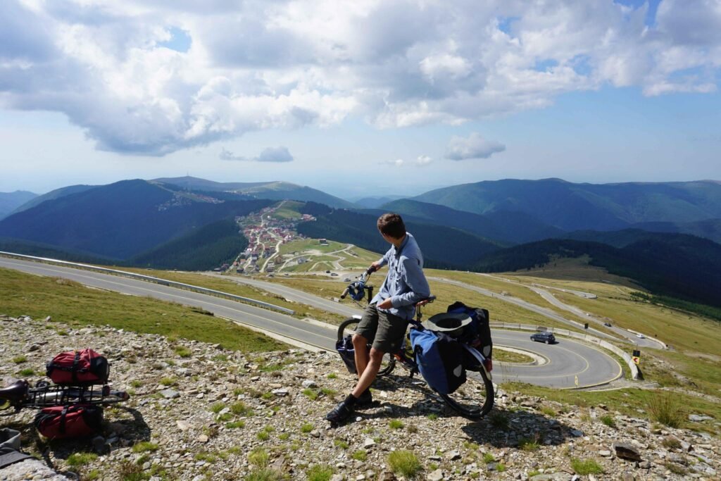 Biciclist pe Transalpina în Munții Șureanu