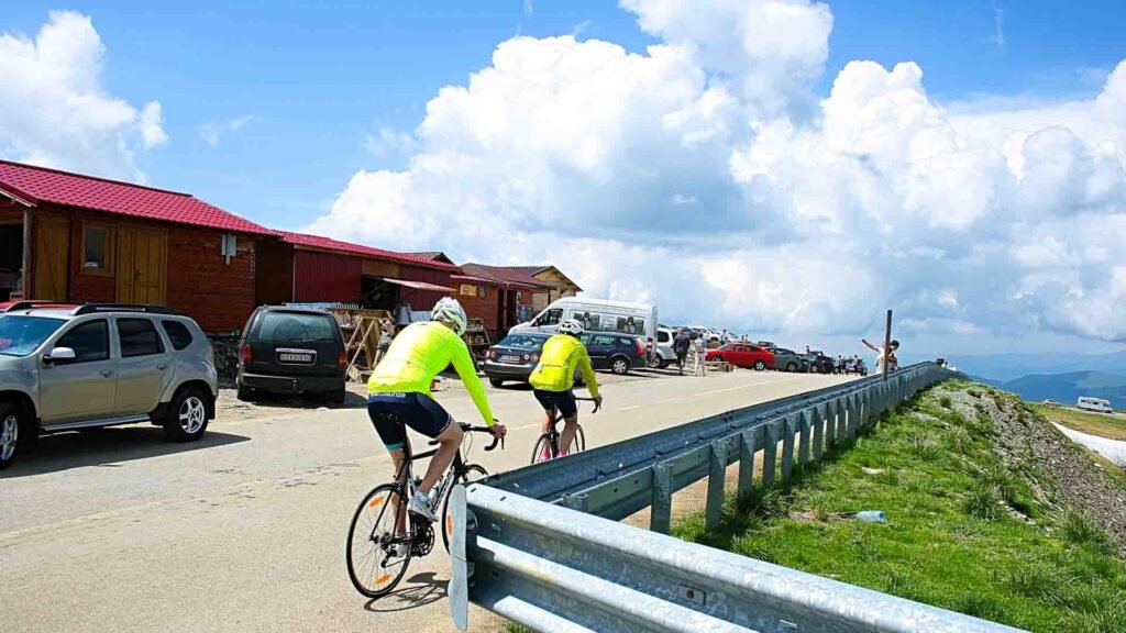 Biciclist pe Transalpina în Munții Șureanu
