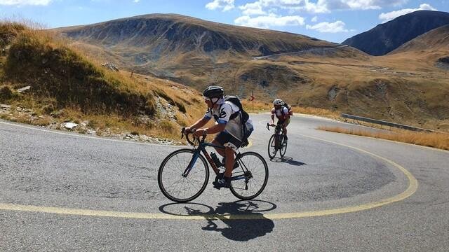 Biciclist pe Transalpina în Munții Șureanu