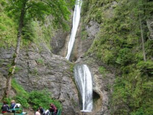 Cascada Duruitoarea se ascunde printre păduri