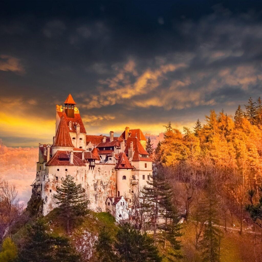 Castelul Bran la apus, în lumina aurie a serii.