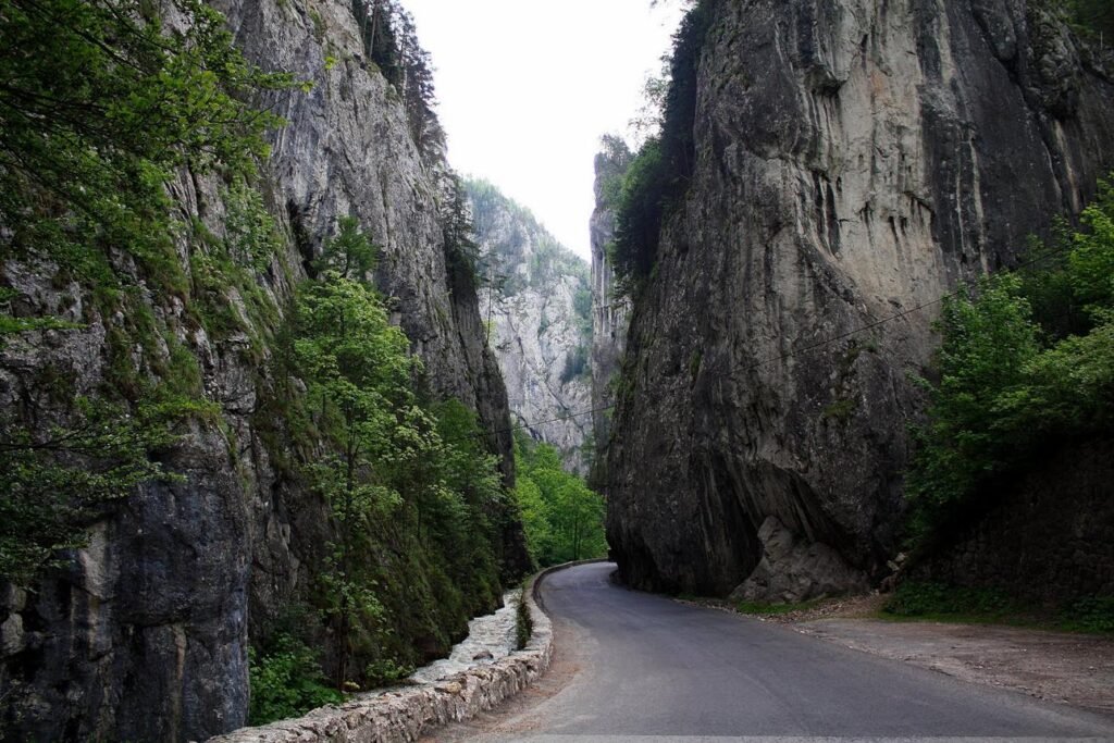 Drumul șerpuiește printre stânci in Cheile Bicazului