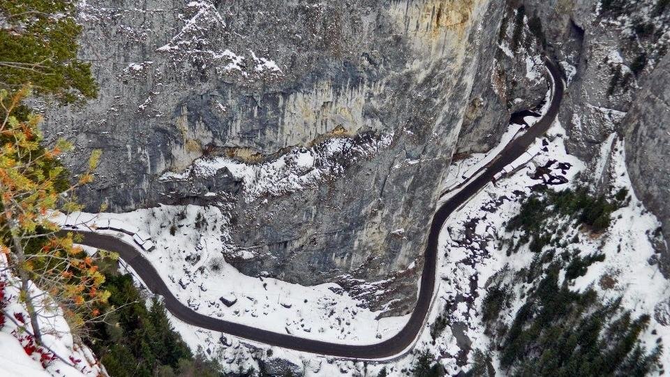 Drumul șerpuiește printre stânci in Cheile Bicazului