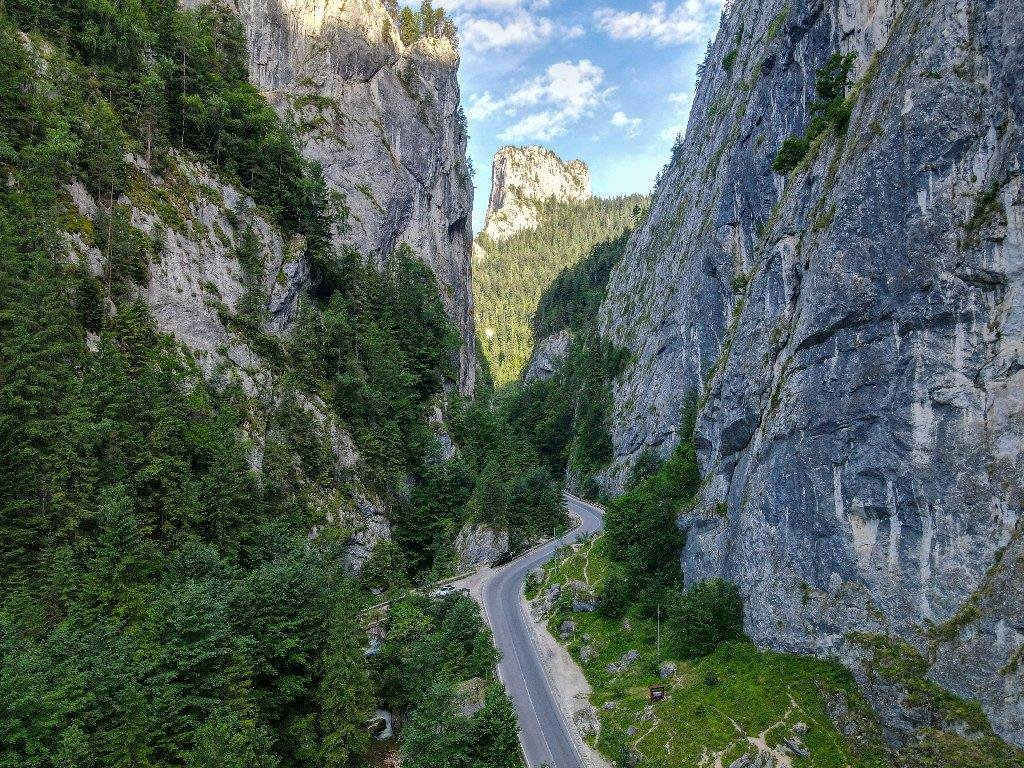 Drumul șerpuiește printre stânci in Cheile Bicazului