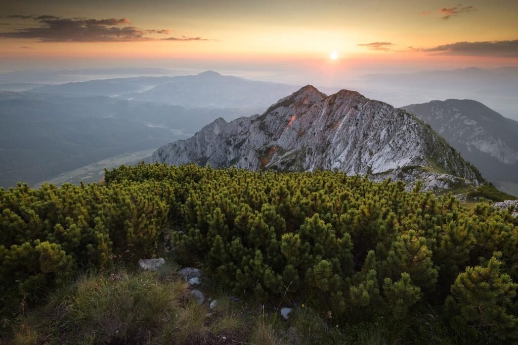 Creasta Munților Piatra Craiului la răsărit.