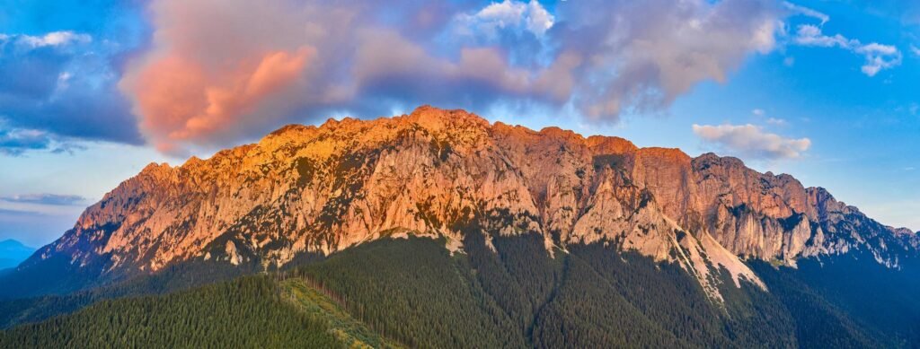 Creasta Munților Piatra Craiului la răsărit.