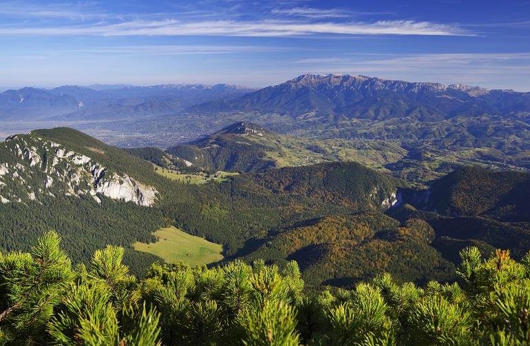 Creasta Munților Piatra Craiului la răsărit.