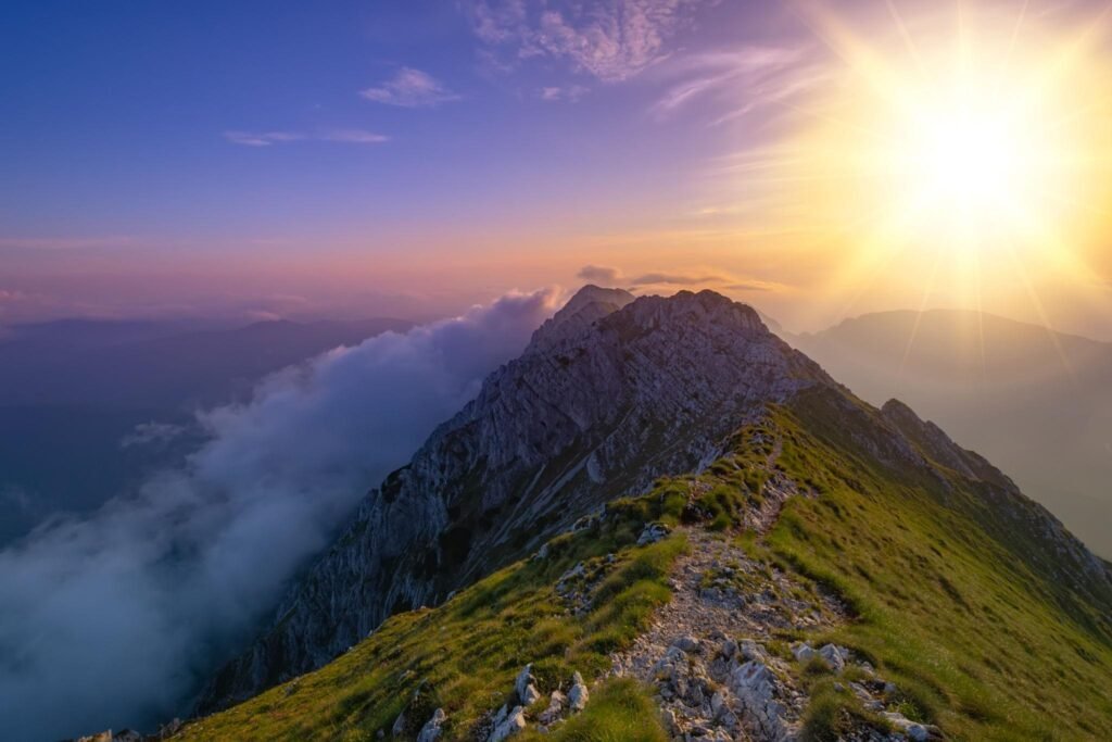 Creasta Munților Piatra Craiului la răsărit.