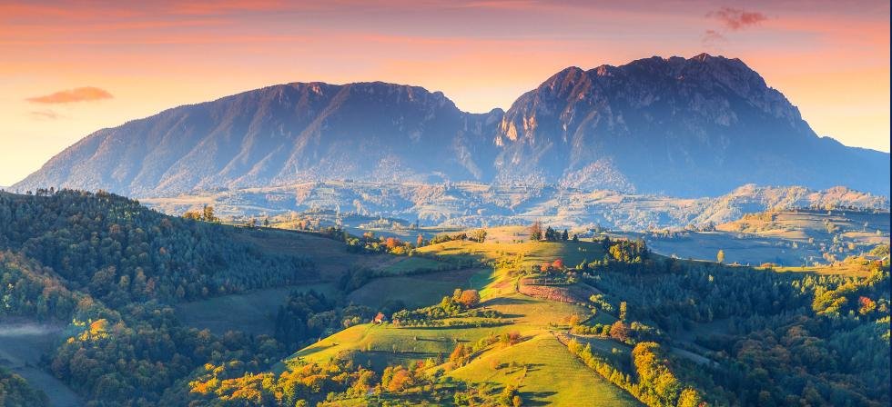 Creasta Munților Piatra Craiului la răsărit.