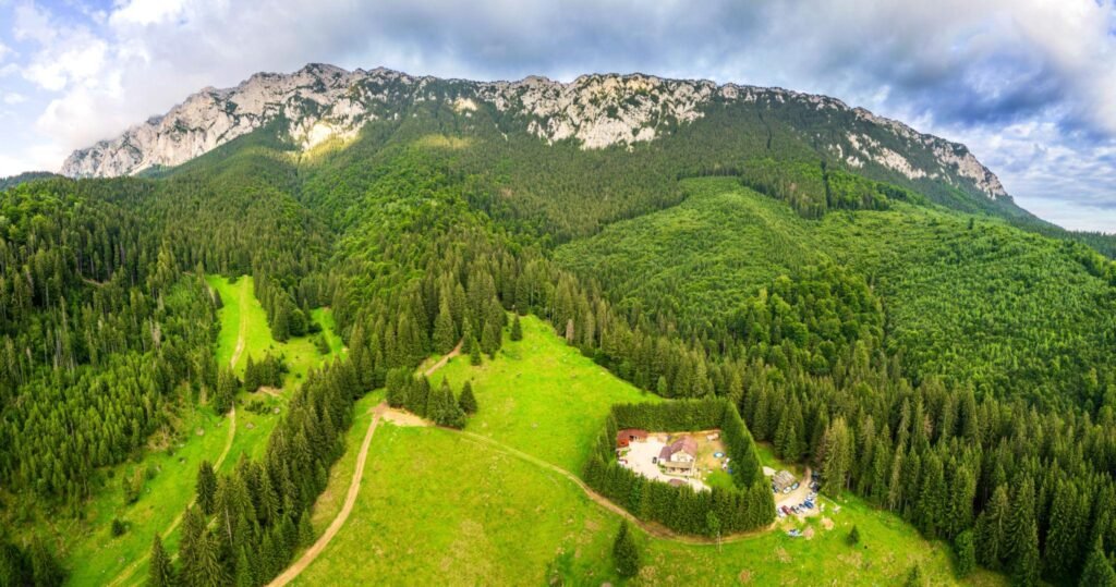 Creasta Munților Piatra Craiului la răsărit.