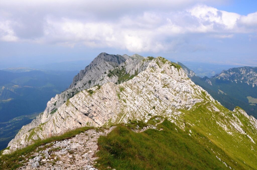 Creasta Munților Piatra Craiului la răsărit.