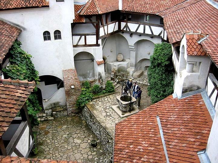Curtea interioară a Castelului Bran