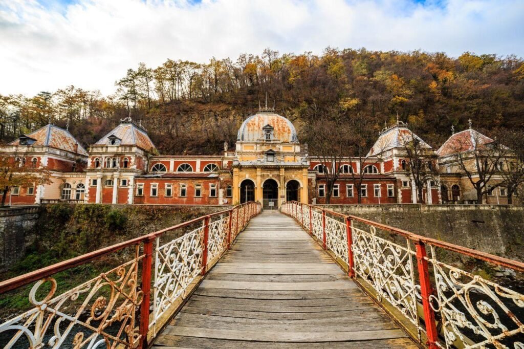 Izvoarele termale naturale din Băile Herculane.