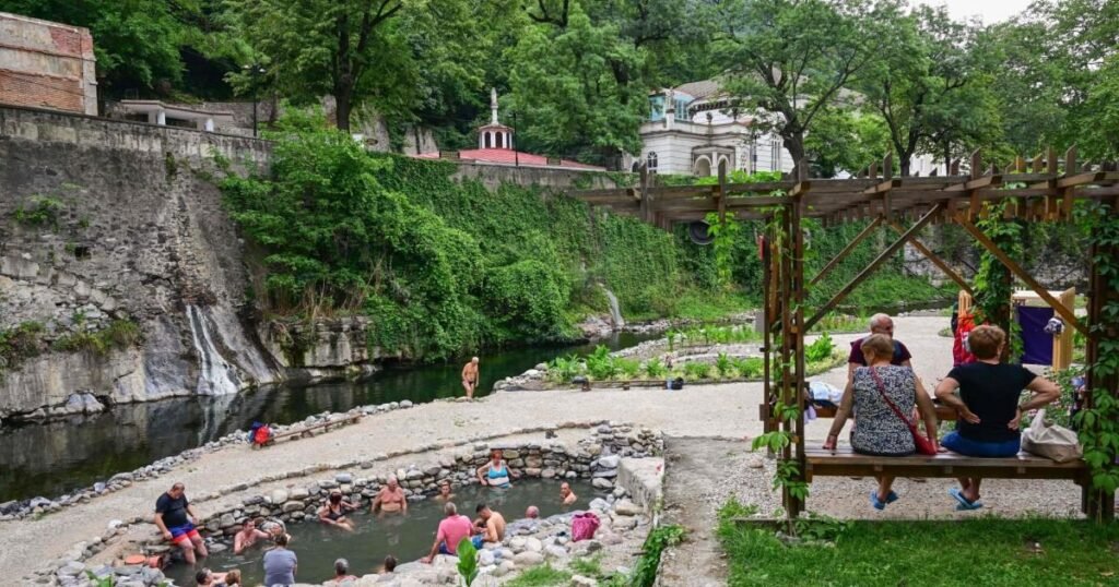 Izvoarele termale naturale din Băile Herculane.