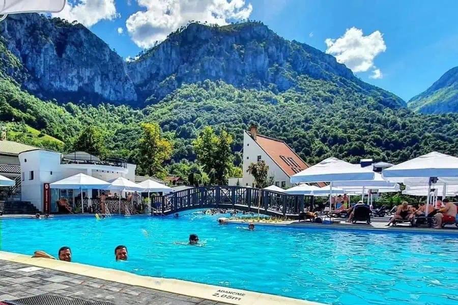 Izvoarele termale naturale din Băile Herculane.