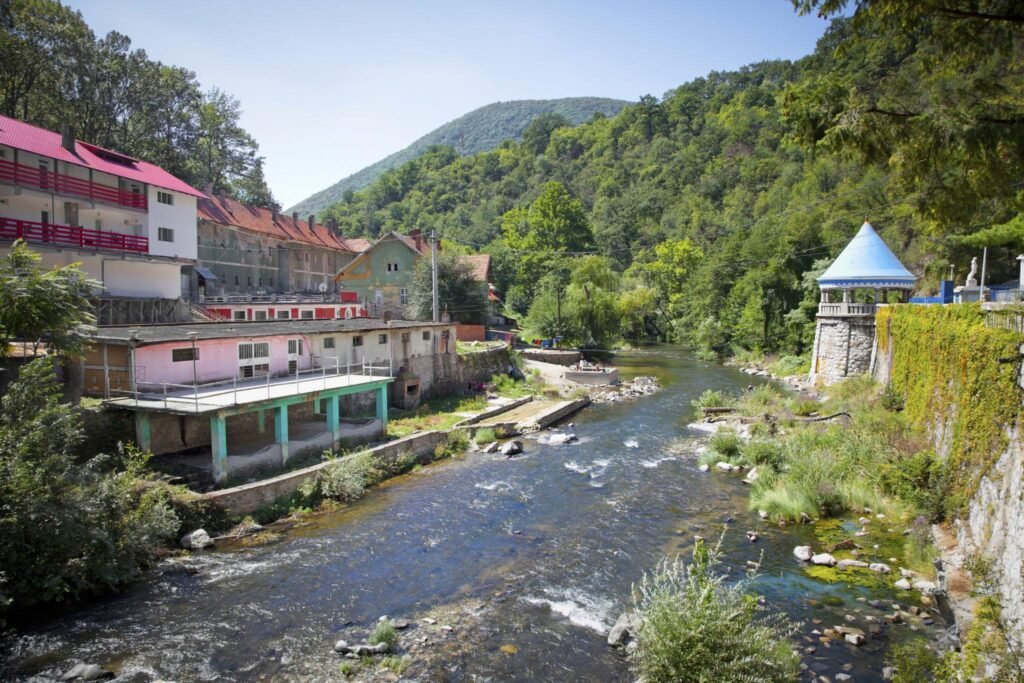 Izvoarele termale naturale din Băile Herculane.