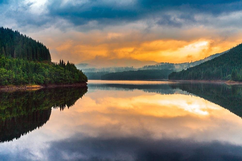 Lacul Oașa și peisajul montan din jur