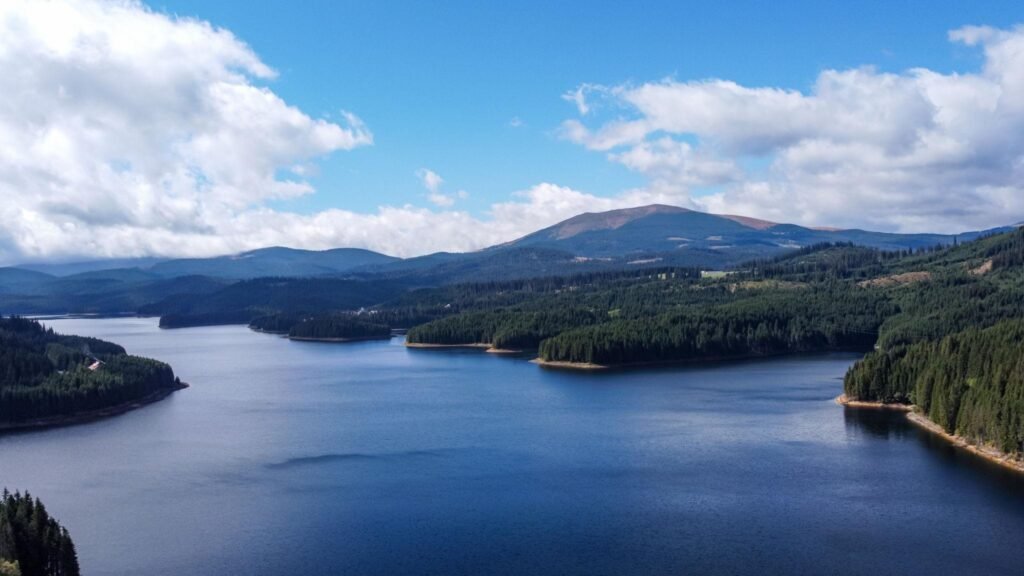 Lacul Oașa și peisajul montan din jur