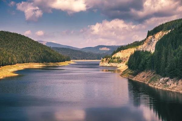 Lacul Oașa și peisajul montan din jur