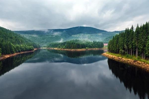 Lacul Oașa și peisajul montan din jur