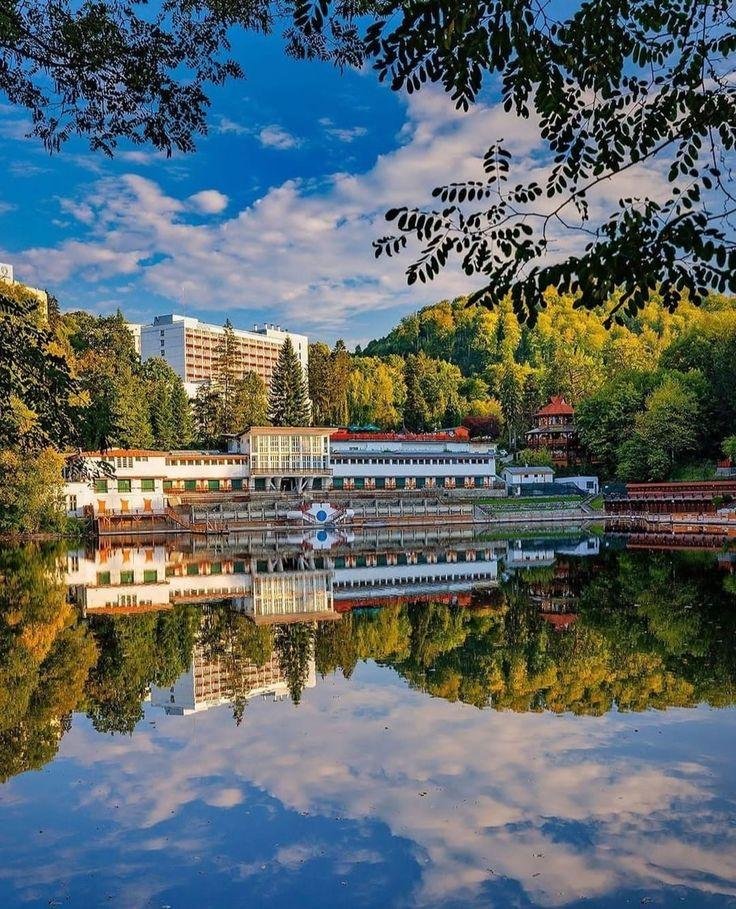 Lacul Ursu din Sovata în lumina apusului.