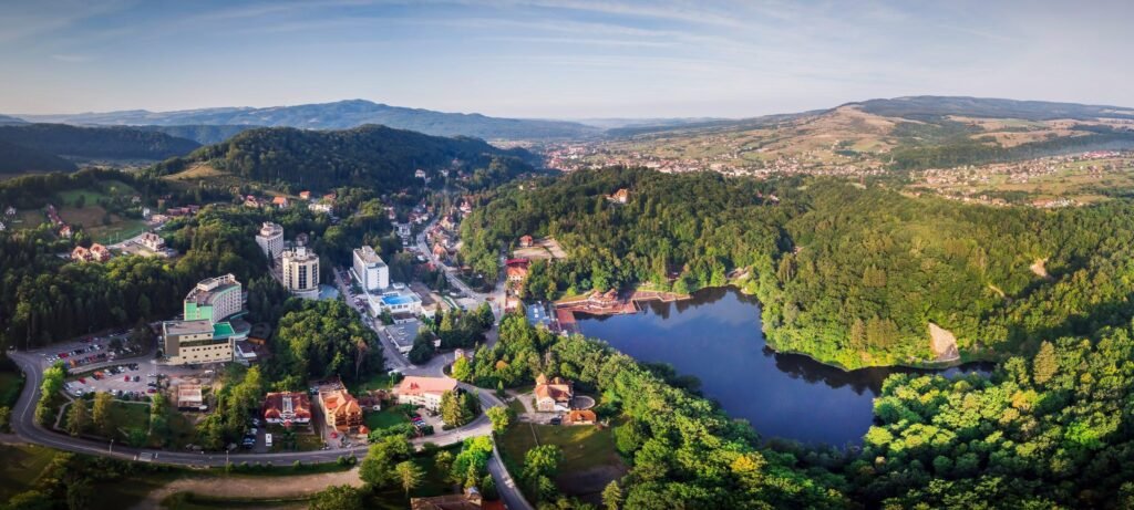 Lacul Ursu din Sovata în lumina apusului.