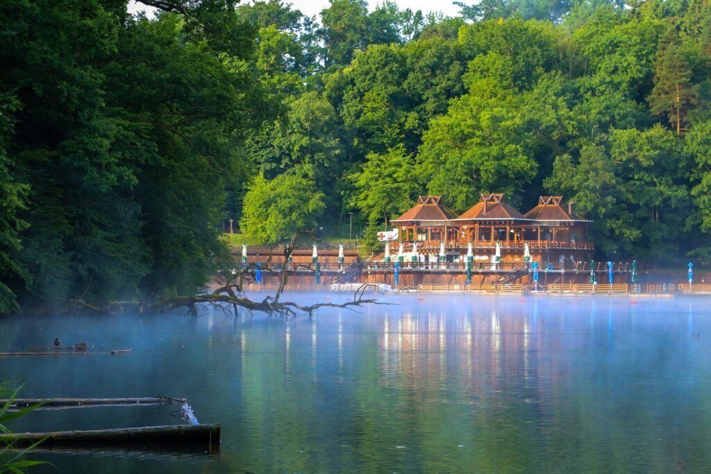 Lacul Ursu din Sovata în lumina apusului.