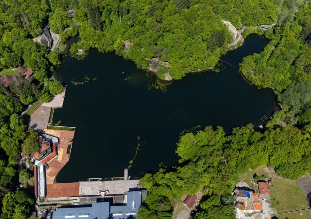 Lacul Ursu din Sovata în lumina apusului.