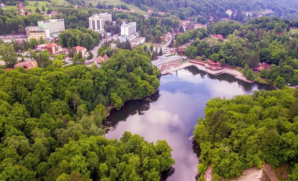 Lacul Ursu din Sovata în lumina apusului.