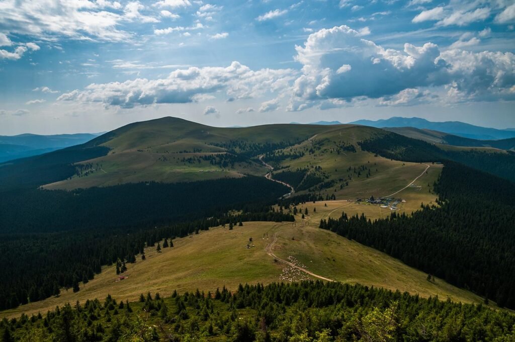 Panorama Munților Șureanu într-o zi senină