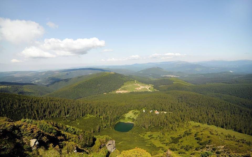 Panorama Munților Șureanu într-o zi senină