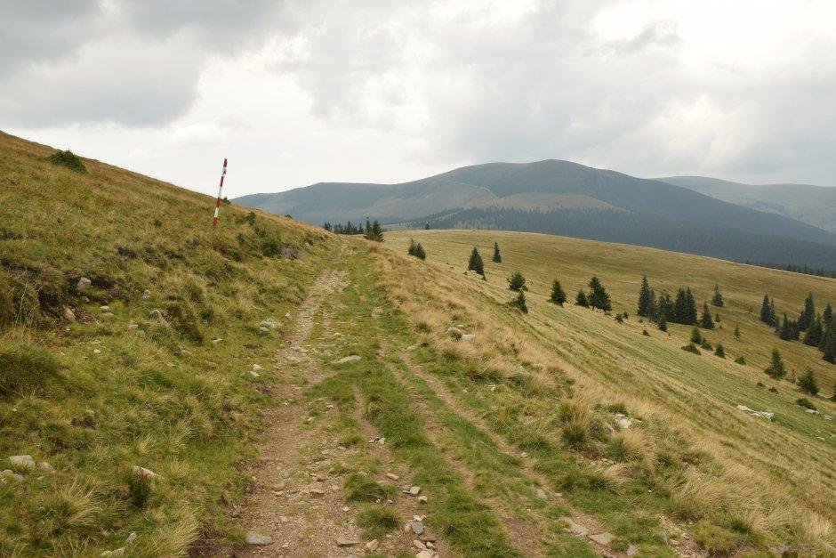 Panorama Munților Șureanu într-o zi senină