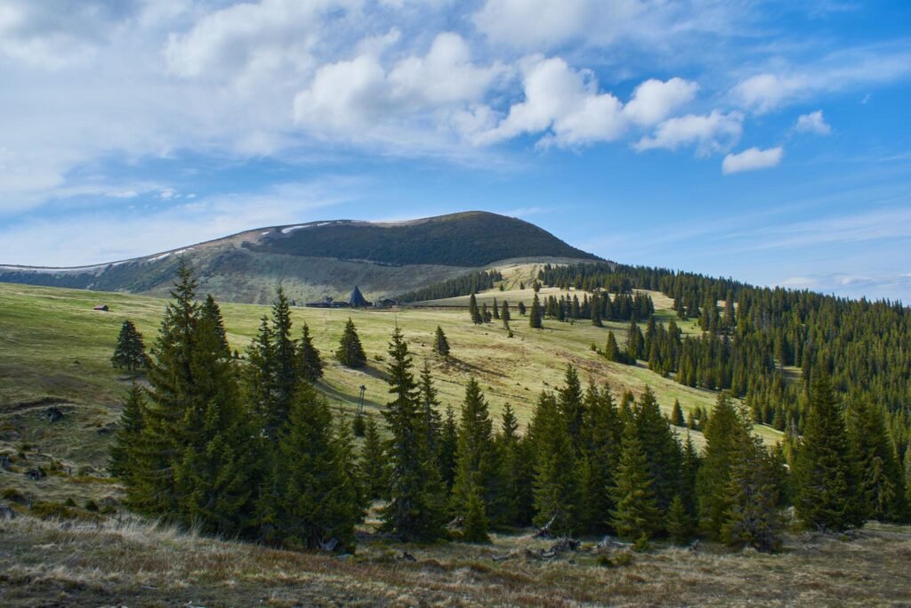 Panorama Munților Șureanu într-o zi senină