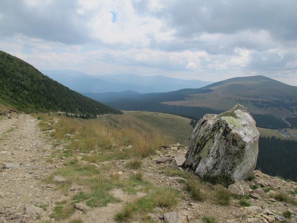 Panorama Munților Șureanu într-o zi senină
