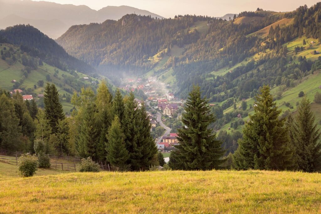 Panorama satului Moieciu de Sus la răsărit.