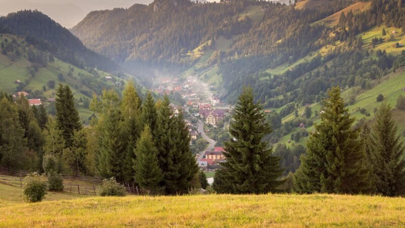 Panorama satului Moieciu de Sus la răsărit.