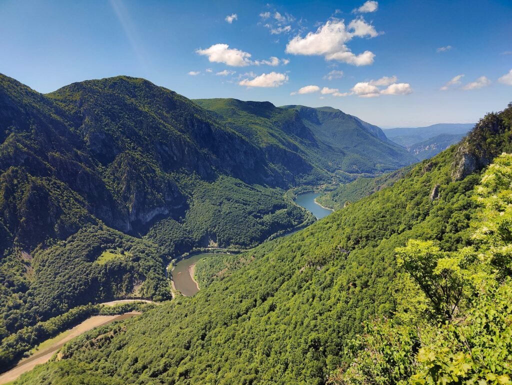 Munții Domogled și Valea Cernei.