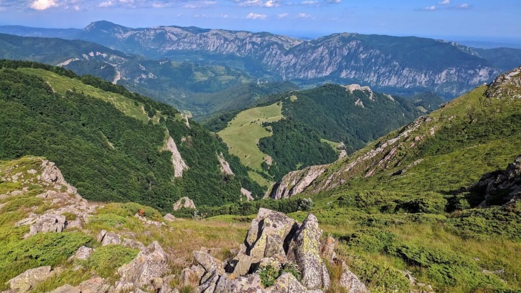 Munții Domogled și Valea Cernei.
