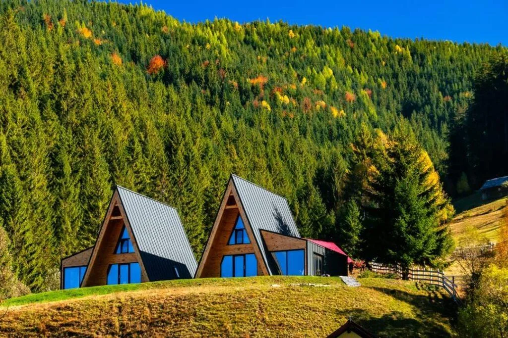 Cazare cu vedere spre Munții Bucegi în Moieciu de Sus.