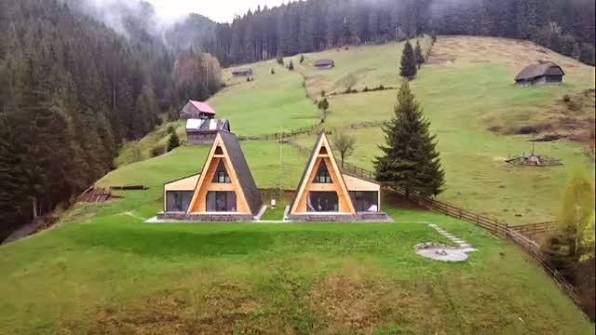 Cazare cu vedere spre Munții Bucegi în Moieciu de Sus.