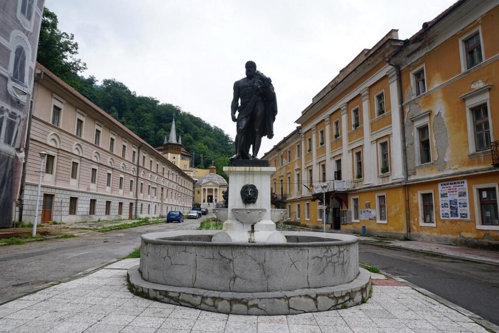 Statuia lui Hercules din centrul stațiunii