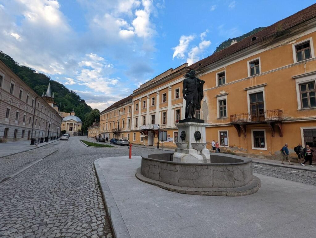 Statuia lui Hercules din centrul stațiunii