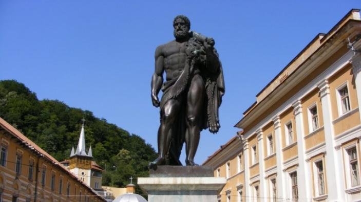 Statuia lui Hercules din centrul stațiunii