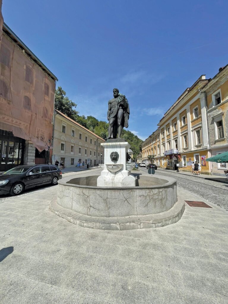 Statuia lui Hercules din centrul stațiunii