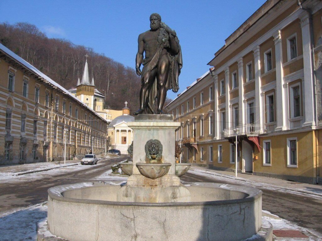 Statuia lui Hercules din centrul stațiunii