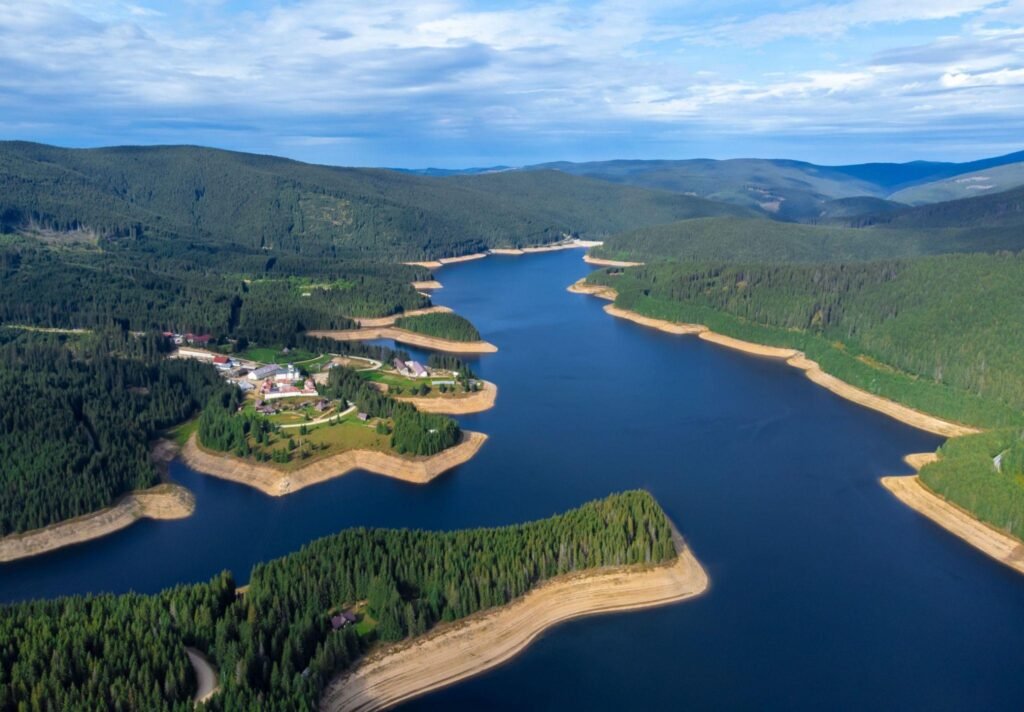 Lacul Oașa și peisajul montan din jur