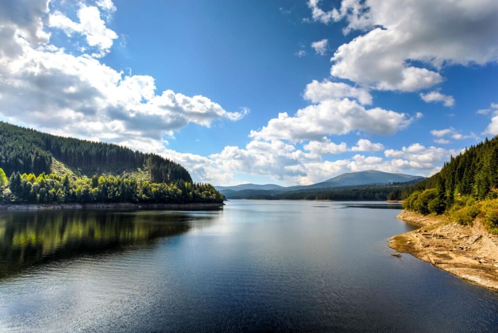 Lacul Oașa și peisajul montan din jur