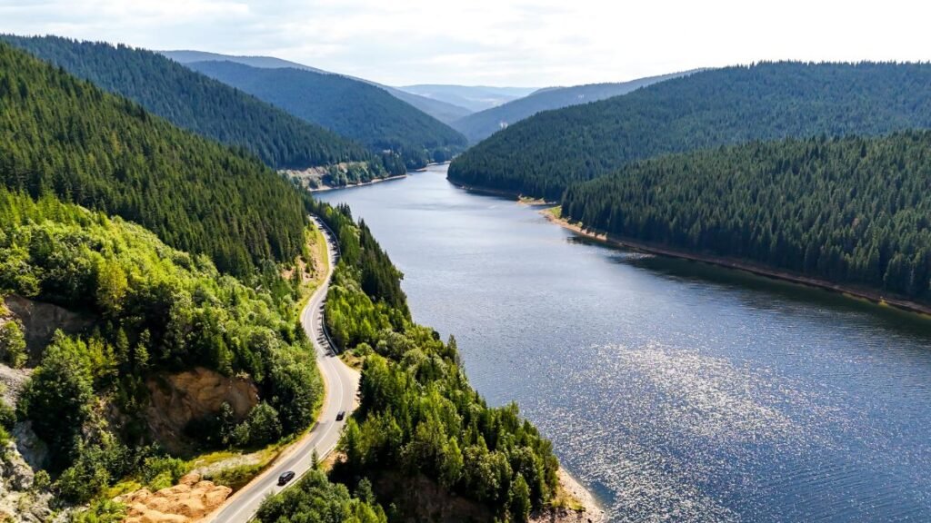 Lacul Oașa și peisajul montan din jur