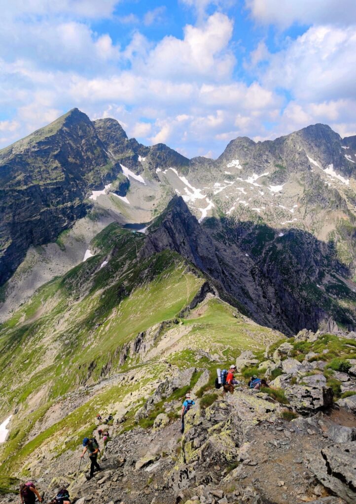 Dacă plănuiești să vizitezi Vârful Negoiu din Bâlea Lac, vei descoperi unul dintre cele mai spectaculoase trasee montane din România.