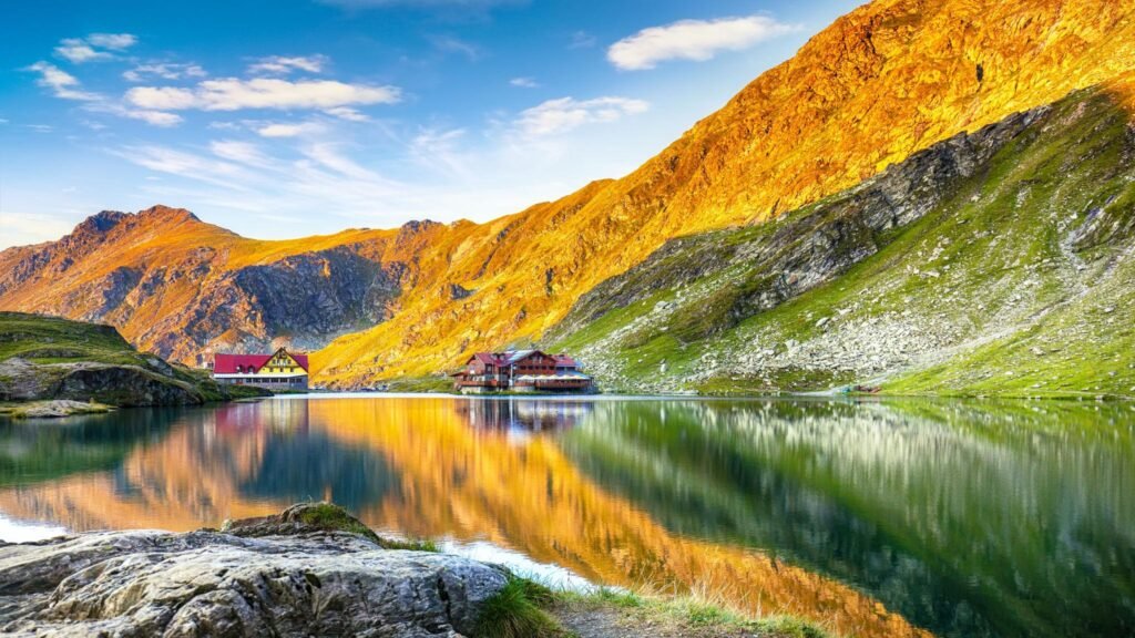 Traseul începe de la Bâlea Lac,